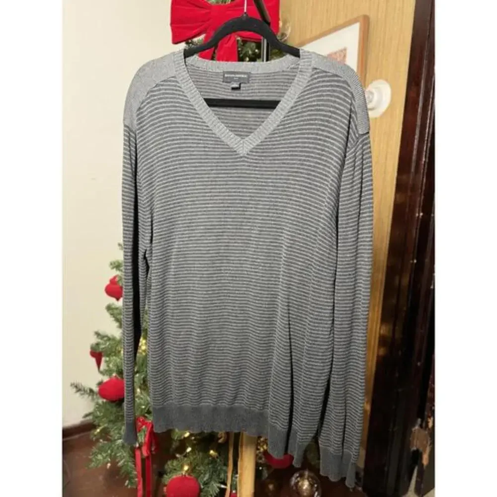Banana Republic Men's Gray Striped V-Neck Sweater